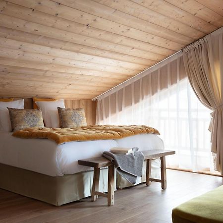 Grandes Rousses Hotel & Spa Alpe d'Huez Bagian luar foto A bedroom at the Hotel de Crillon