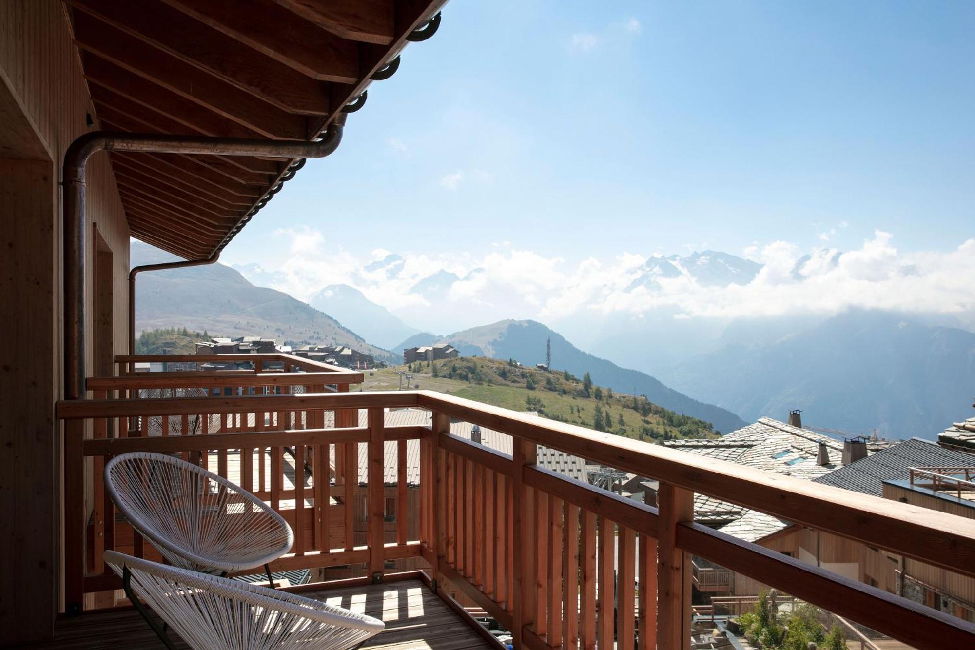 Grandes Rousses Hotel & Spa Alpe d'Huez Bagian luar foto A balcony in Les Saisies
