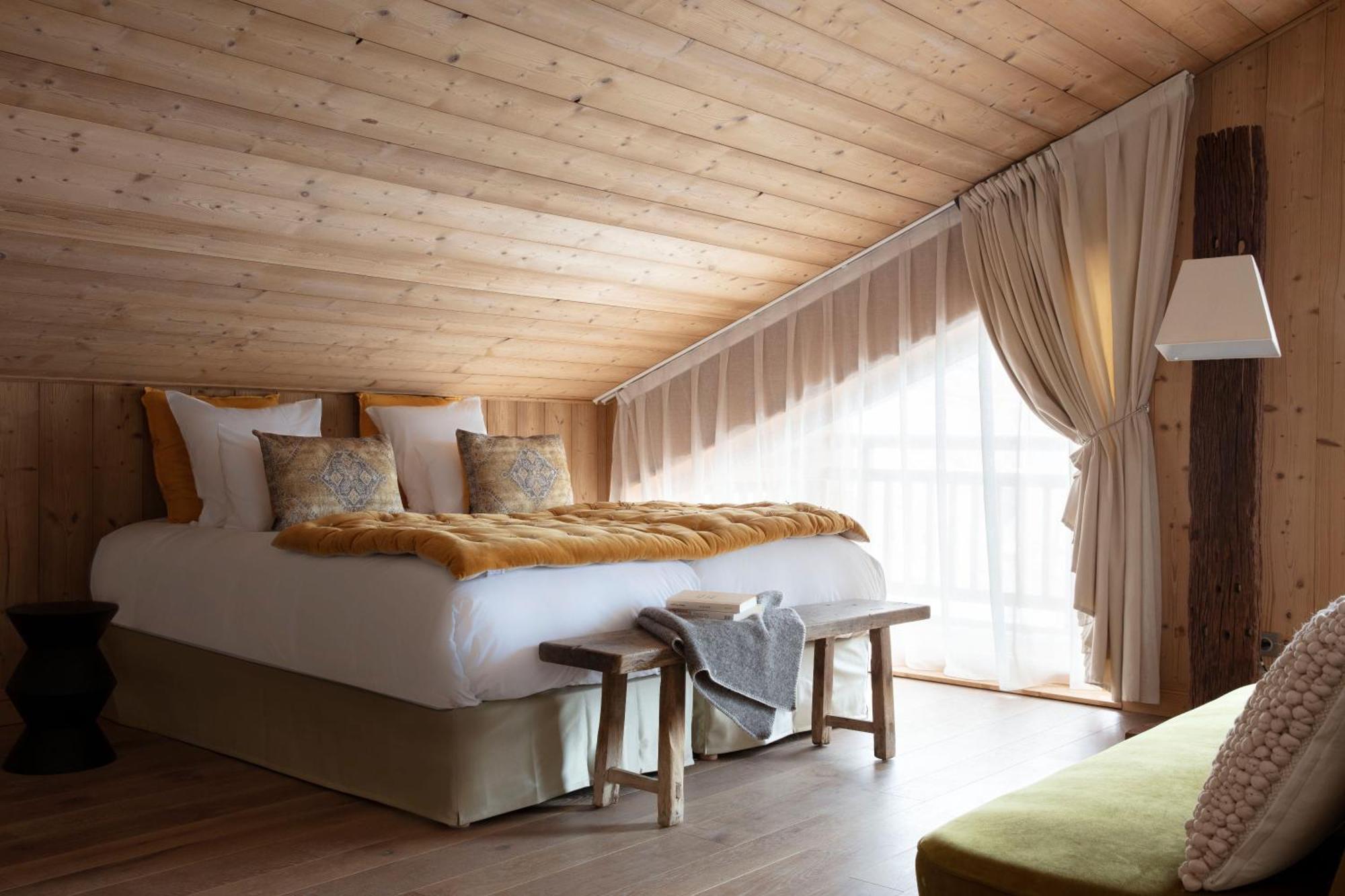 Grandes Rousses Hotel & Spa Alpe d'Huez Bagian luar foto A bedroom at the Hotel de Crillon