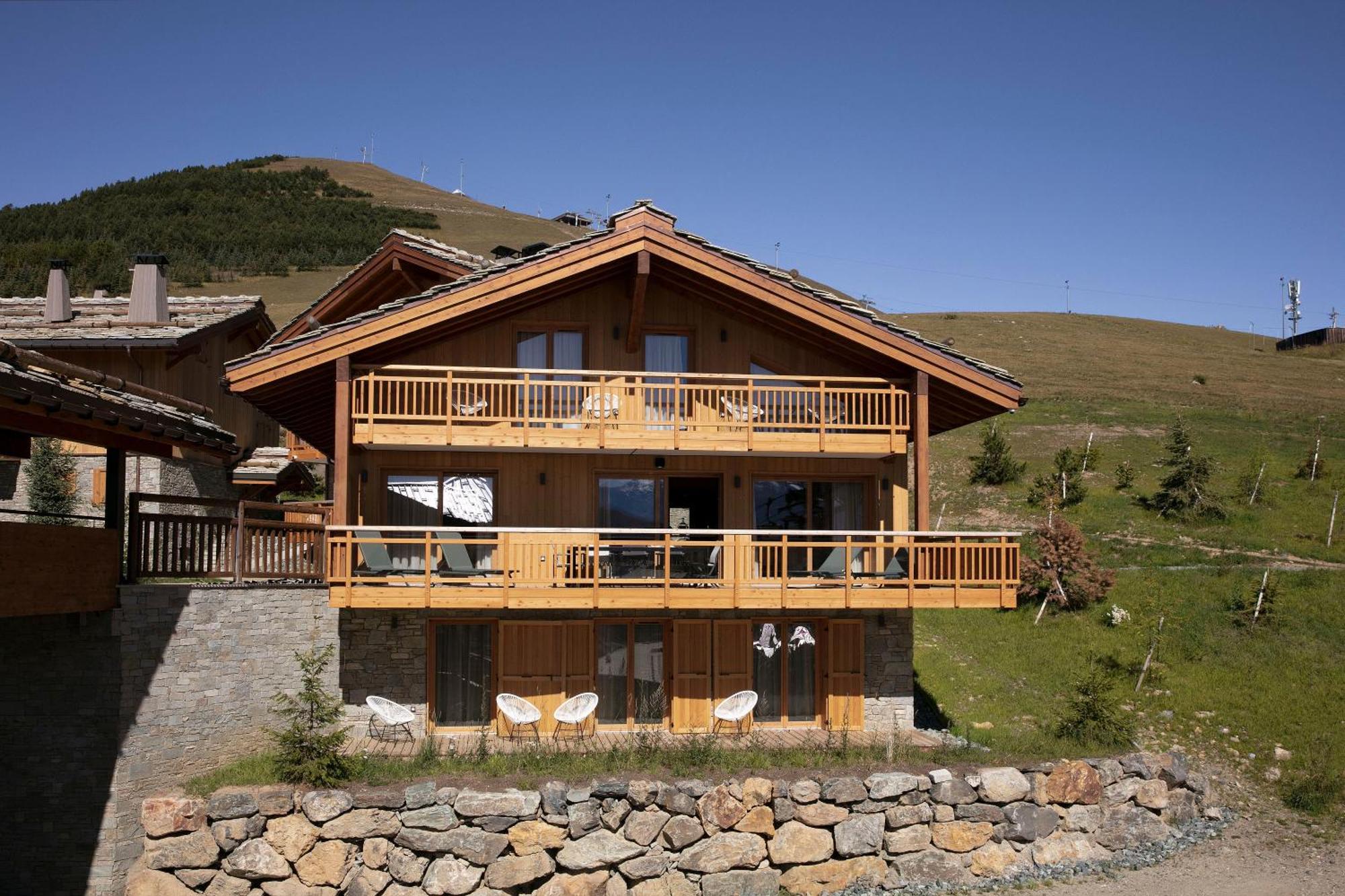 Grandes Rousses Hotel & Spa Alpe d'Huez Bagian luar foto A chalet in Les Saisies