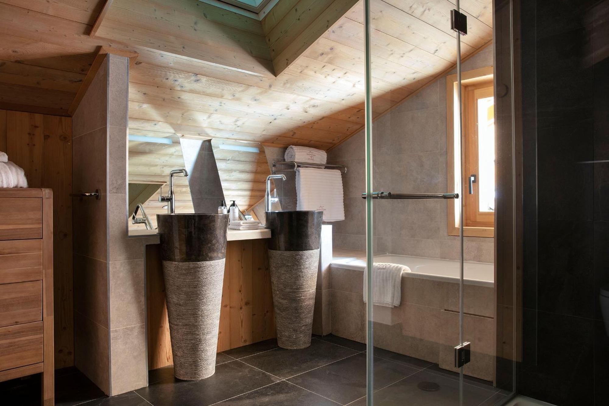Grandes Rousses Hotel & Spa Alpe d'Huez Bagian luar foto Bathroom in a chalet