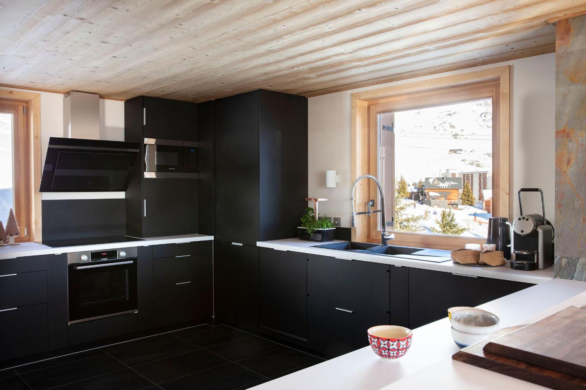 Grandes Rousses Hotel & Spa Alpe d'Huez Bagian luar foto A modern kitchen