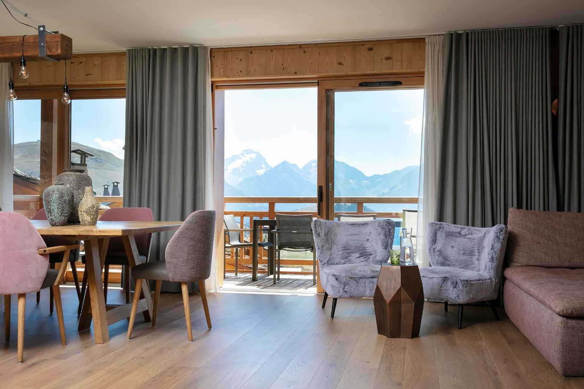 Grandes Rousses Hotel & Spa Alpe d'Huez Bagian luar foto A living room in a chalet