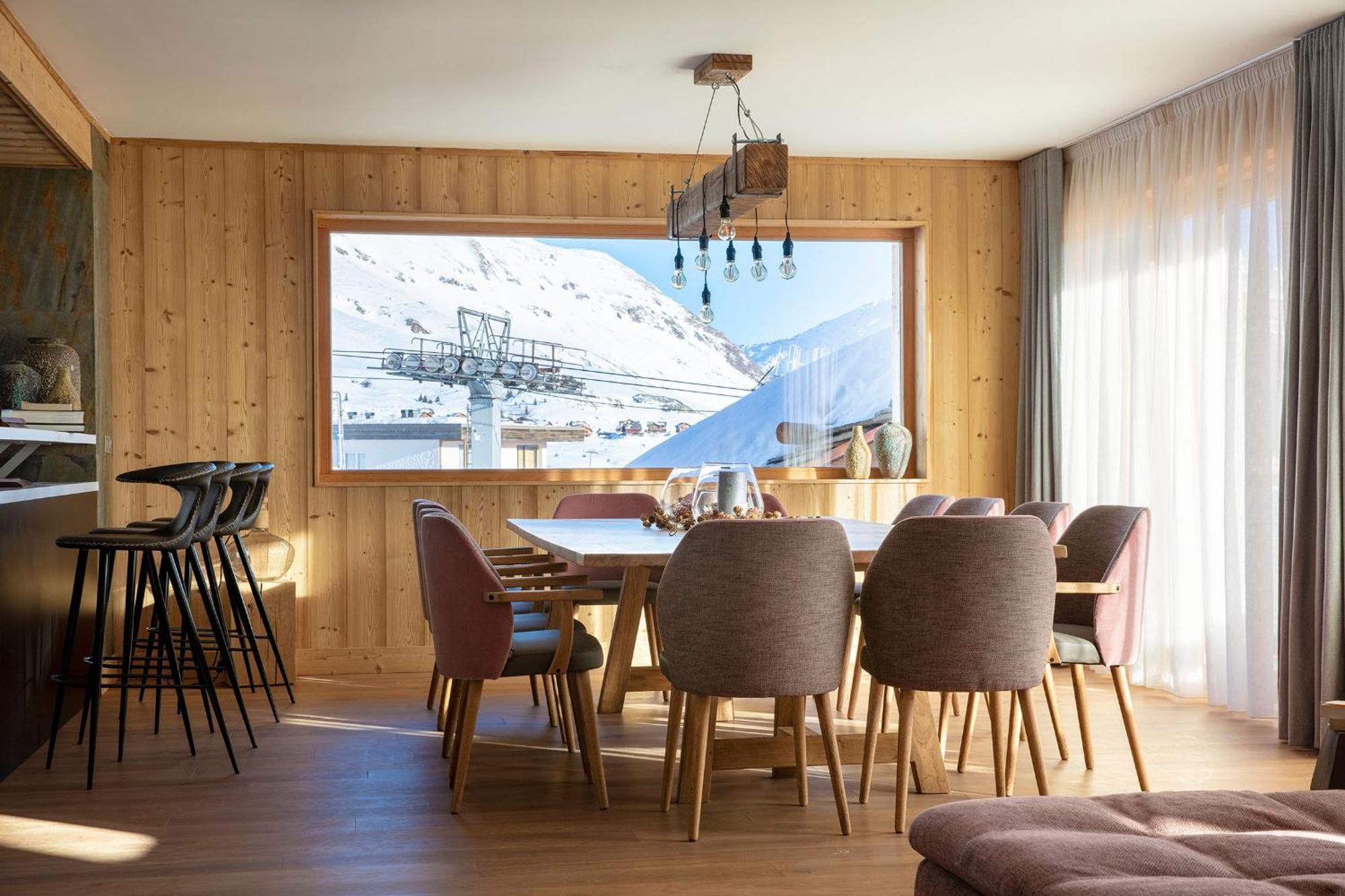 Grandes Rousses Hotel & Spa Alpe d'Huez Bagian luar foto A dining room in a chalet