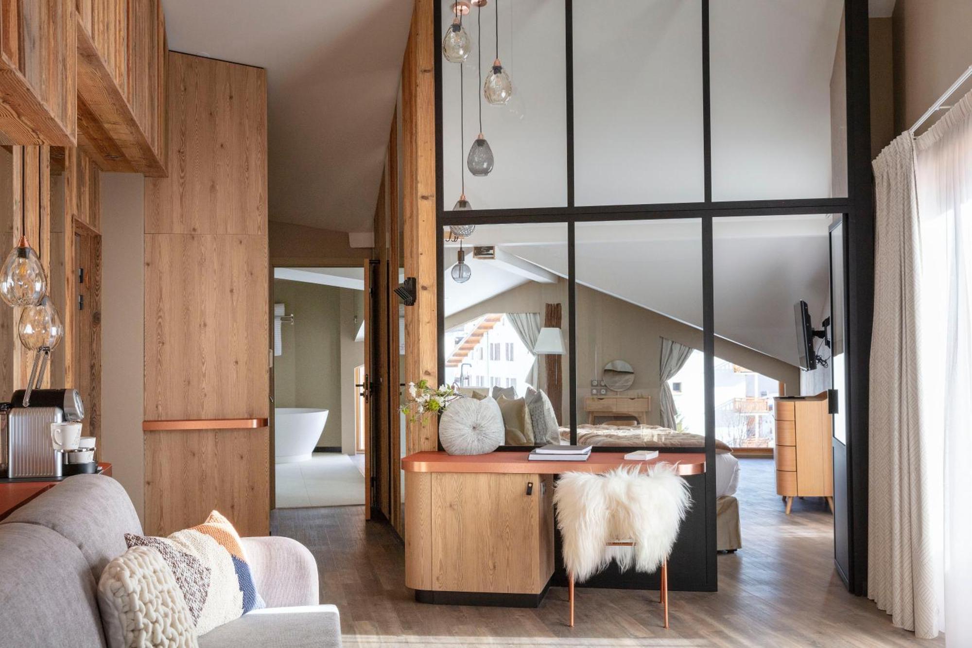 Grandes Rousses Hotel & Spa Alpe d'Huez Bagian luar foto The interior of a suite at the Hotel de la Couronne
